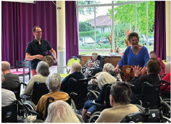 Musiciens jouant pour les patients de l hôpital NOVO