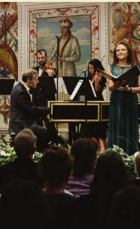 Ensemble baroque au clavecin devant un tableau ancien