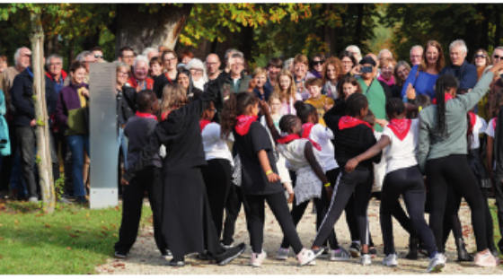 Jeunes des maisons de quartier dansant en plein air
